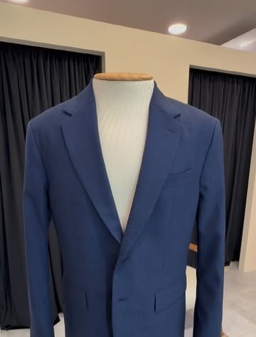 Blazer azul no manequim do ateliê