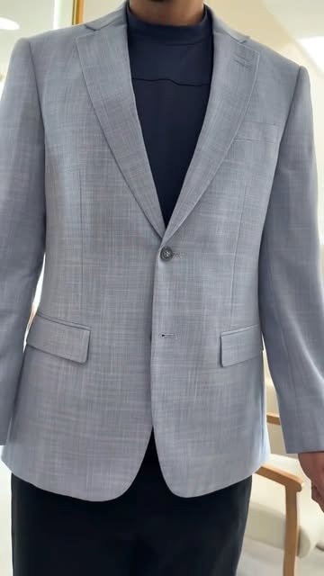 Cliente vestindo paletó cinza ajustado