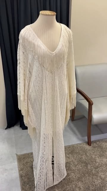 Vestido de renda ajustado no manequim